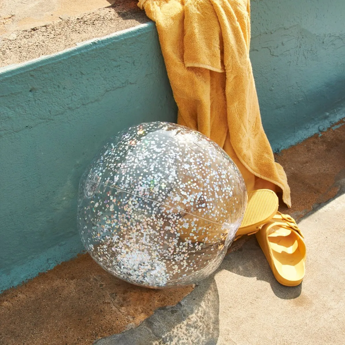 INFLATABLE GLITTER BEACH BALL